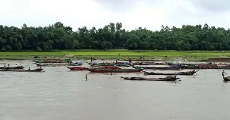 বালু তোলার কাজে ব্যবহৃত নৌকা